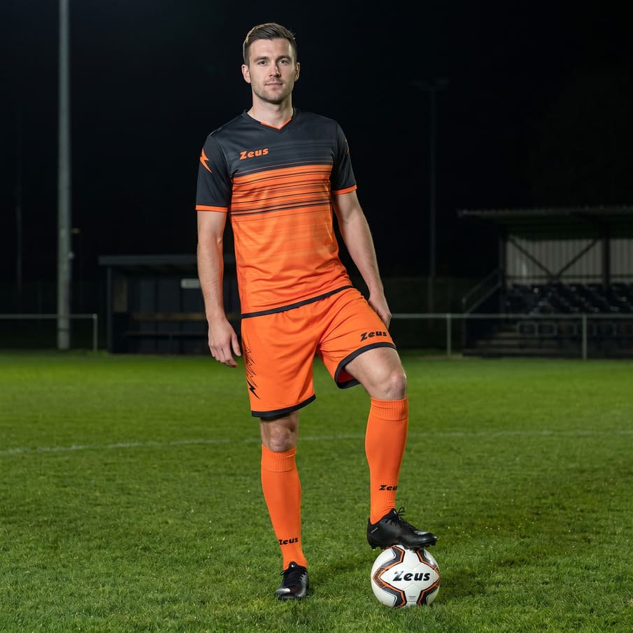 Zeus Kit Elios Trikot-Set + Shorts 2-teilig arancio fluo/nero